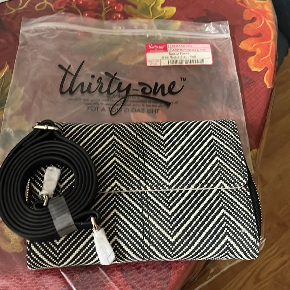 NWT Thirty One Crossbody Purse/Bag Black & White Chevron Multipocket